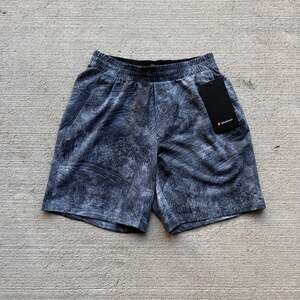 New Lululemon Channel Cross Swim Men’s Small Blue Shorts